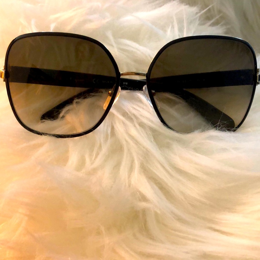 Beautiful Ferragamo sunglasses unisex